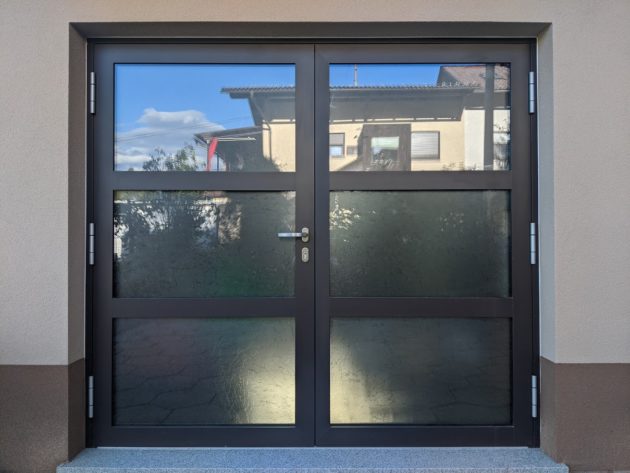 Dvokrilna-ALU-vhodna-vrata